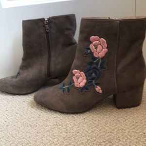 Steve Madden taupe suede Embroidered ankle boots